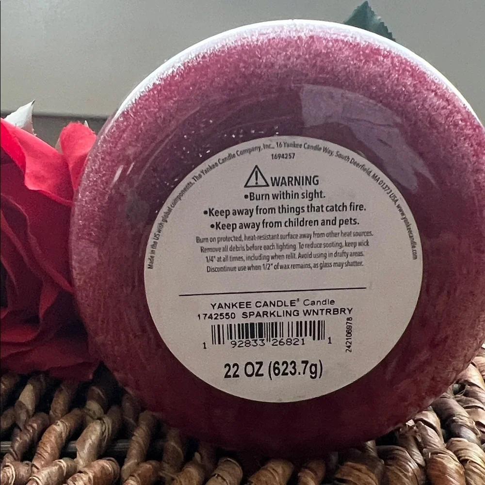 Yankee Candle Sparkling Winterberry Jar - Deep Red